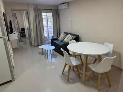 a living room with a table and chairs and a couch at Cálido departamento en la mejor zona de Alta Córdoba in Cordoba