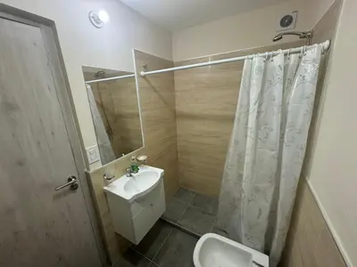 a bathroom with a toilet and a sink and a shower at Cálido departamento en la mejor zona de Alta Córdoba in Cordoba