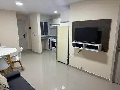 a living room with a flat screen tv on a wall at Cálido departamento en la mejor zona de Alta Córdoba in Cordoba