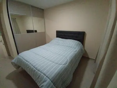a small bed in a room with a mirror at Cálido departamento en la mejor zona de Alta Córdoba in Cordoba