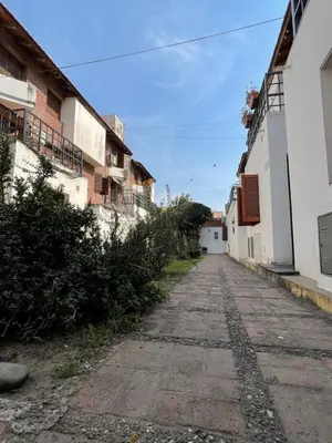 an empty street in an alley between buildings at Departamento PB, patio y asador privados - NUEVO SERVICIO Estacionamiento 24hs INCLUIDO, no camioneta- Cerca de hotel Quinto Centenario, Nuevocentro shopping, Hospital Clinicas y Club Universitario Córdoba Sede central in Cordoba