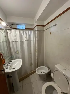 a bathroom with a sink and a toilet and a shower at Departamento Nueva Córdoba 7 A INVERHOME INMOBILIARIA in Cordoba