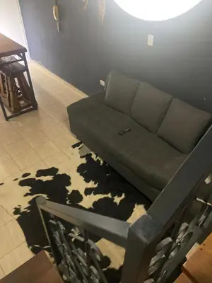 a couch in the middle of a living room at Departamento en plena peatonal de Carlos Paz in Villa Carlos Paz