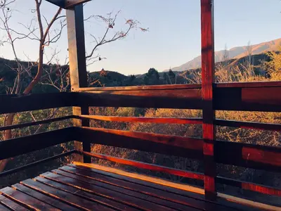 a wooden bench with a view of the mountains at Púrpura Atardecer Hermosa casa de montaña in San Javier