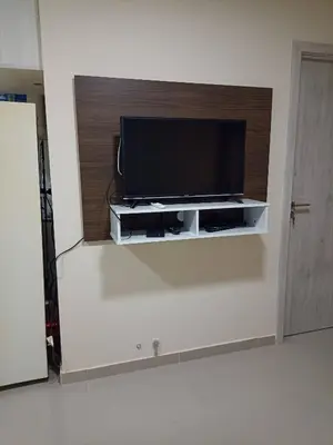 a flat screen tv sitting on top of a wall at Hermoso Departamento en muy bonita zona de Alta Córdoba, nuevo a estrenar in Cordoba