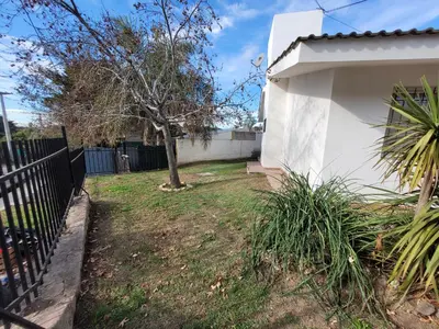 a yard with a fence and a tree at Casa Tío Luis in Villa Carlos Paz