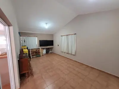 an empty living room with a television and a tiled floor at Casa Tío Luis in Villa Carlos Paz