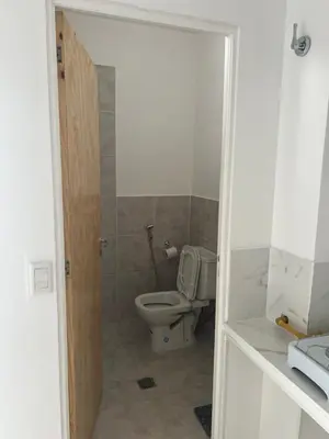 a small bathroom with a toilet in a room at studios in Cordoba in Cordoba