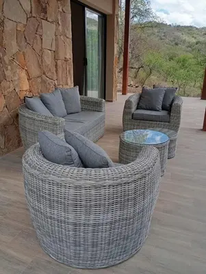 a patio with two wicker chairs and a table at Cabaña VenTeVeo Chakra de Montaña in Atos Pampa