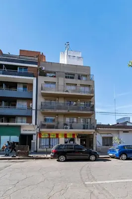 a car parked in front of a tall building at Viaggiato Felix Frías in Cordoba
