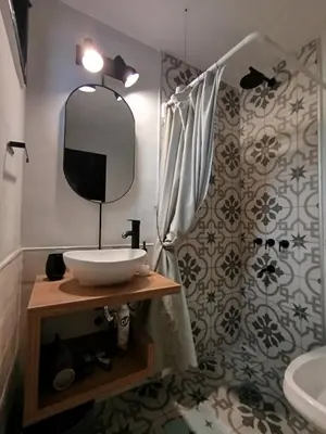 a bathroom with a sink and a mirror at Funes Departamento céntrico un dormitorio Solo turistas in Cordoba