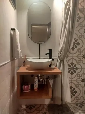 a bathroom with a sink and a mirror at Funes Departamento céntrico un dormitorio Solo turistas in Cordoba