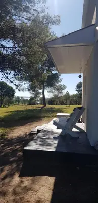 a white bench sitting on the side of a building at Tiny Samay Punto Claro in Villa Ciudad Parque