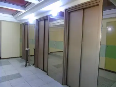 a hallway with glass doors and a table in a room at Córdoba Centro Gran Ubicación Gran Vista in Cordoba