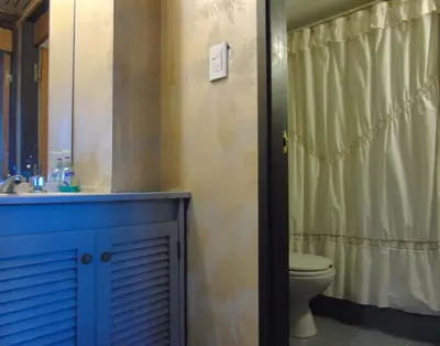 a bathroom with a toilet and a sink and a shower at Córdoba Centro Gran Ubicación Gran Vista in Cordoba