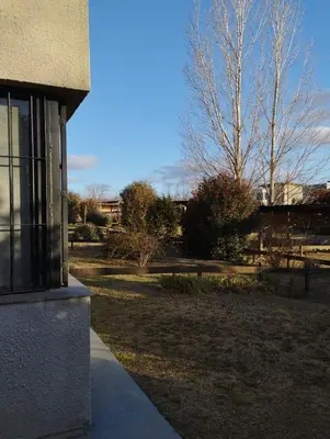 a side view of a building with a yard at Paraíso Serrano 19 in Los Reartes