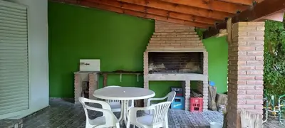 a table and chairs in a room with a green wall at Casa Icho Cruz in Villa Icho Cruz