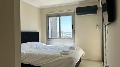 a bedroom with a bed with two towels on it at Excepcional departamento en Piso 18 en zona norte de Córdoba capital con una vista inigualable en barrio privado Alto Villa Sol in Cordoba