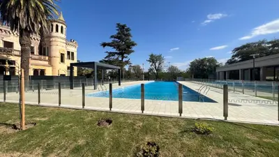 a swimming pool in front of a building at Guesthouse Park in Cordoba