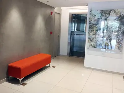 an orange bench in a room with a wall at Depto 1 dormitorio totalmente equipado in Cordoba