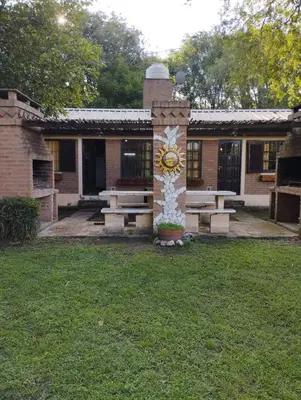 a building with a pillar with a flower painted on it at El descanso in Villa Ciudad Parque