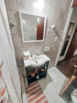 a bathroom with a sink and a mirror at Departamento en NUEVA CÓRDOBA a cuadras de Plaza España y del consulado español in Cordoba