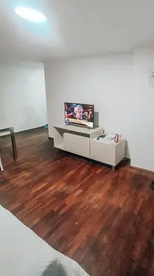 a living room with a flat screen tv on a white wall at Departamento en NUEVA CÓRDOBA a cuadras de Plaza España y del consulado español in Cordoba