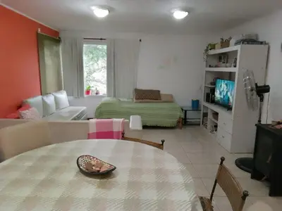 a living room with a table and a bed at Casa nacha in Cuesta Blanca