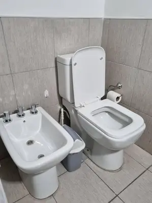 a bathroom with a toilet and a sink at Hermoso y cómodo Dpto en el centro in Cordoba