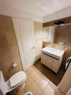 a bathroom with a white toilet and a sink at CATEGORIA departamento a dos cuadras del patio olmos 1 dormitorio asador pileta y cochera in Cordoba
