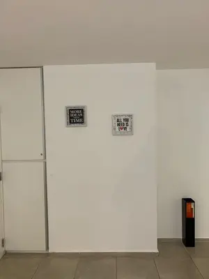 a white wall with two signs on it at Hermoso departamento amoblado ubicado en pleno Nueva Córdoba in Cordoba
