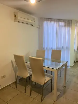 a dining room with a glass table and chairs at Hermoso departamento amoblado ubicado en pleno Nueva Córdoba in Cordoba