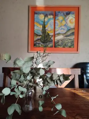 a vase with a plant on a wooden table at Cabañas De La Vertiente in La Bolsa