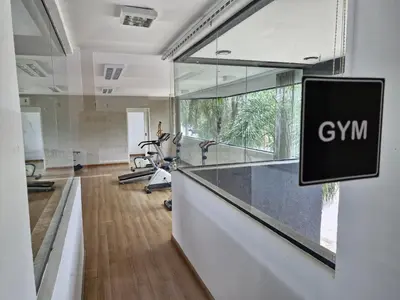 an office with a gym with a sign on the wall at Departamento VCP Costanera in Villa Carlos Paz