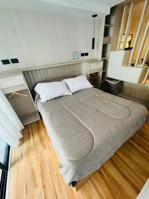 a large bed in a room with wooden floors at Departamento ideal en Nueva Córdoba SS5 in Cordoba