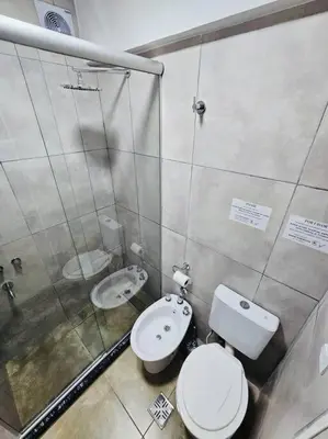 a bathroom with a toilet and a sink at Departamento tranquilo y luminoso en Nva Cba SS7 in Cordoba