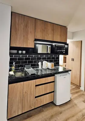 a kitchen with a sink and a microwave at Departamento tranquilo y luminoso en Nva Cba SS7 in Cordoba