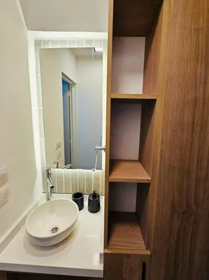 a bathroom with a sink and a mirror at Departamento tranquilo y luminoso en Nva Cba SS7 in Cordoba
