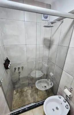 a bathroom with a shower and a sink at Departamento tranquilo y luminoso en Nva Cba SS7 in Cordoba