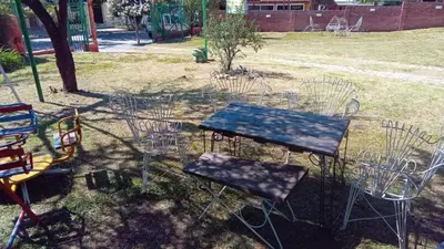 a picnic table and chairs in a yard at HueneyRuca in Mina Clavero