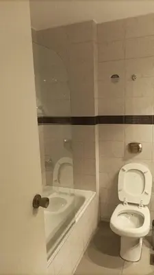 a bathroom with a toilet and a bath tub at Departamento 114 - Edificio VILAUT by INMOVE Temporarios in Cordoba