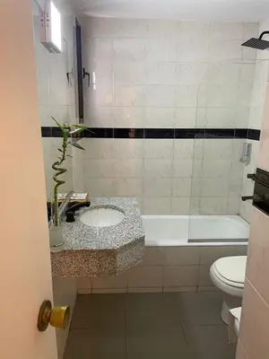 a bathroom with a sink and a tub and a toilet at Departamento 503 - Edificio VILAUT by INMOVE Temporarios in Cordoba