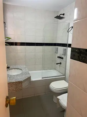 a bathroom with a tub and a toilet and a sink at Departamento 503 - Edificio VILAUT by INMOVE Temporarios in Cordoba