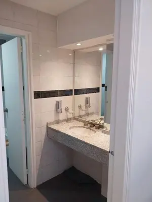 a bathroom with two sinks and a large mirror at Departamento 610 - Edificio VILAUT by INMOVE Temporarios in Cordoba