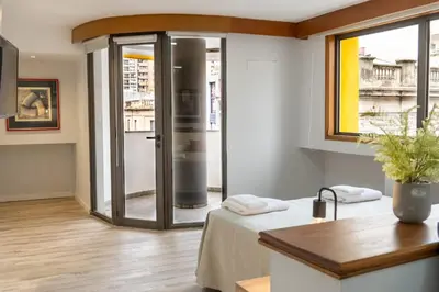 a kitchen with a glass shower in a room at Departamento 610 - Edificio VILAUT by INMOVE Temporarios in Cordoba