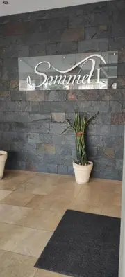 a room with a stone wall with a potted plant at Departamento céntrico de 2 habitaciones y Pileta Edificio Sommet in Villa Carlos Paz