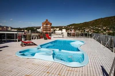 a swimming pool on the deck of a building at Departamento céntrico de 2 habitaciones y Pileta Edificio Sommet in Villa Carlos Paz