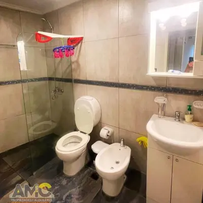 a bathroom with a toilet and a sink at Departamento céntrico de 2 habitaciones y Pileta Edificio Sommet in Villa Carlos Paz