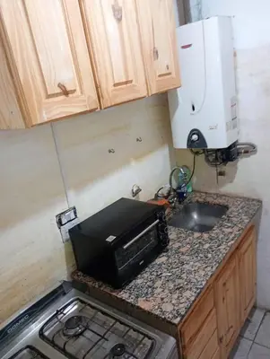 a kitchen counter with a microwave and a sink at El Dpto de Gabicito III in Cordoba