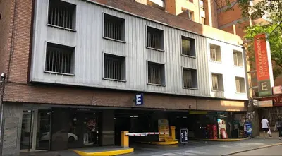 a building on the corner of a city street at Departamento Premium, Paseo Buen Pastor in Cordoba